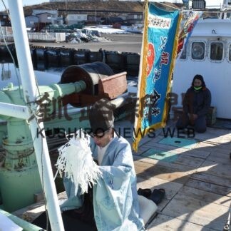 安全と豊漁を祈願　桂恋漁港の漁船が船魂祭(2023-01-12)