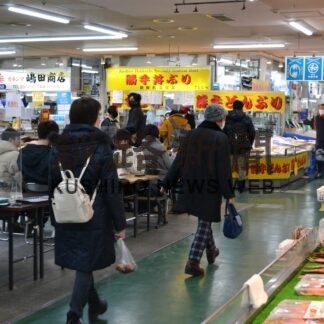 和商市場で初売り　観光客らでにぎわう(2023-01-07)