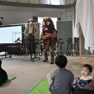 子供に科学の楽しさ伝える　道教育大釧路校学生がショー、こども遊学館(2023-01-22)