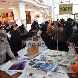 カレンダーリサイクル市盛況　開始前に３００人列(2023-01-15)