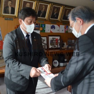 コロナ禍の学生支援　市にパックご飯寄贈　ＪＴ道支社(2023-01-31)