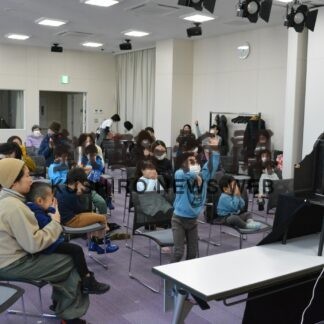 紙芝居や絵本楽しい　中央図書館(2023-01-10)