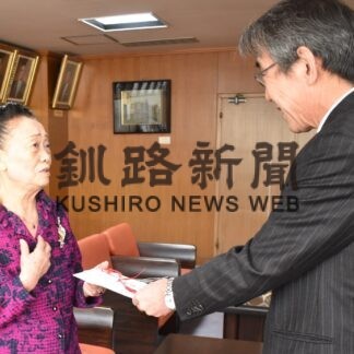 くしろ市民北海盆踊り会に寄付　椎名さん(2023-01-18)