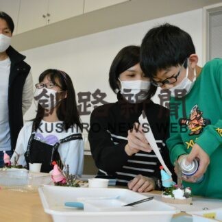 松ぼっくり使い人形作り　遊学館工作教室　(2023-01-10)