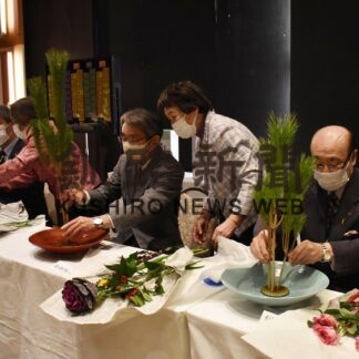 釧路華道協会新年会　初生けで新春飾る(2023-01-08)