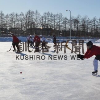 バンディ専用リンク完成　体験会に親子連れら(2023-01-30)