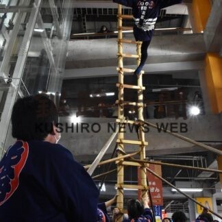 若鳶会、はしご乗りで新春祝う(2023-01-03)