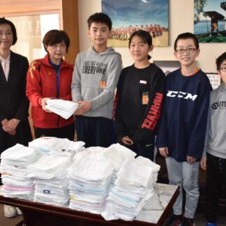 てつほくデイサービスセンター、共栄小にぞうきん寄贈(2023-01-24)