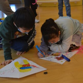 庶路学園児童たこ作りに挑戦　地元同好会講師に(2023-01-25)