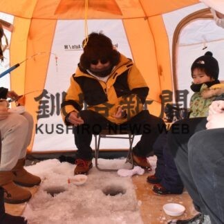 ワカサギ釣りやバギー体験楽しむ　あいすランド阿寒始まる(2023-01-16)