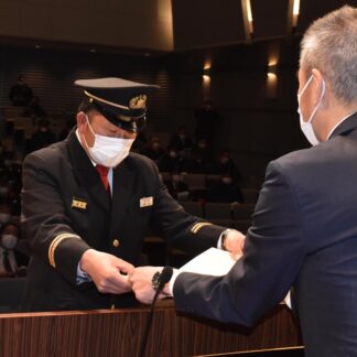 ８４人の功績たたえる　根室市消防本部と市消防団　出初式で表彰(2023-01-21)