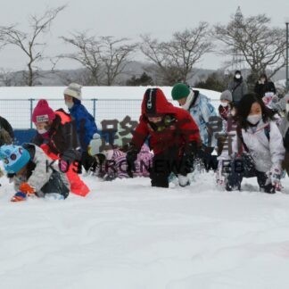 子供たち楽しく雪遊び　厚岸のフェス　親子連れでにぎわう(2023-02-16)