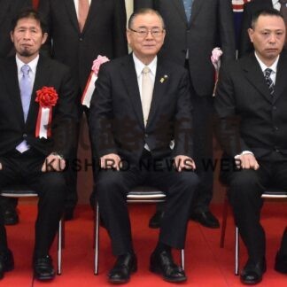 漁業の振興に貢献　川村、中野、山田さん表彰(2023-02-19)