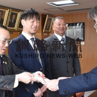 こども遊学館に砂場用遊具寄贈　ゆうやけライオンズク(2023-02-16)