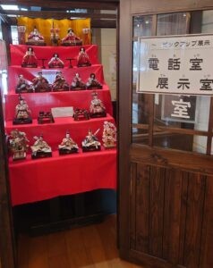 寄贈されたひな人形並ぶ　町博物館で展示企画(2023-02-25)