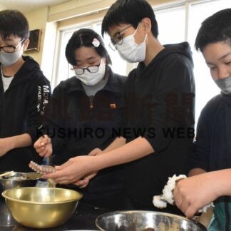 落石小５、６年生が漁協青年部講師にタコザンギ作り(2023-02-17)