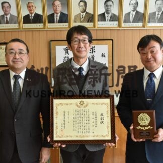 鈴木教諭に実践表彰　学校教育、発展に寄与　標津高(2023-03-01)