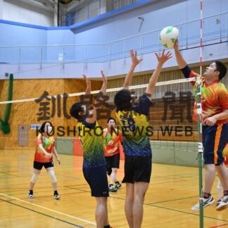 ネット挟み熱い攻防　ソフトバレーぎゅう太カップ(2023-02-20)