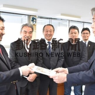 釧路炉ばた学会、小中学校に絵本寄贈(2023-02-15)