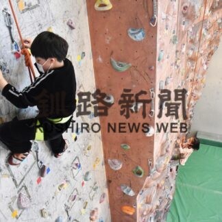 壁登り 何度も挑戦　興津小児童、クライミング体験(2023-02-25)
