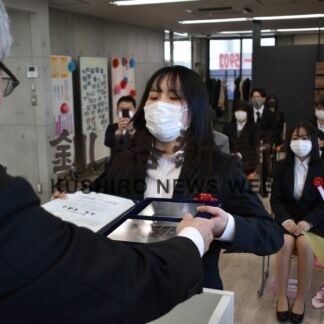 卒業式 新たな門出　クラーク記念国際高、釧路で証書授与(2023-03-12)