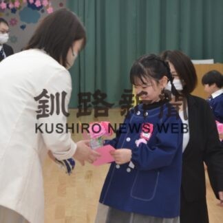 新施設で思い出刻み　白糠こども園卒園式(2023-03-19)