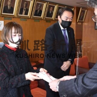 釧路市福祉基金にＦＭくしろ１０万円寄付　(2023-03-31)