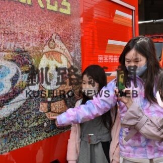 モザイクアート消防車お披露目　記念撮影、見学楽しむ(2023-03-26)