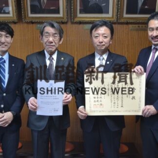 くしろウインターパーク スポーツツーリズム賞受賞を蝦名市長に報告(2023-03-02)