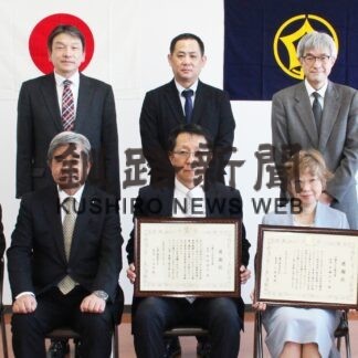 野村、斉藤教諭が退職　白糠町教委、ねぎらい感謝状(2023-03-31)