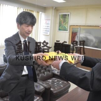 黄色いハンカチ新１年生に２０４５枚、本社寄贈_1(2023-03-23)