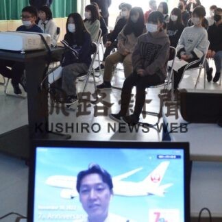 飛行機に興味津々　武佐小でＪＡＬ航空教室(2023-03-03)