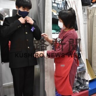 志望校の制服似合う？　中学生が寸法合わせ(2023-03-19)