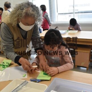ものづくり楽しい　こども遊学館で紙工作イベント(2023-03-27)
