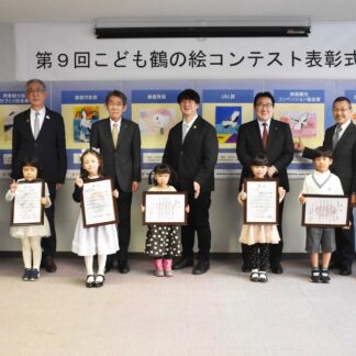 清水さんらに表彰状　こども鶴の絵コンテスト(2023-03-29)