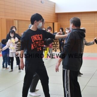 護身術の基本「こて返し」学ぶ　女性の柔道教室(2023-03-06)