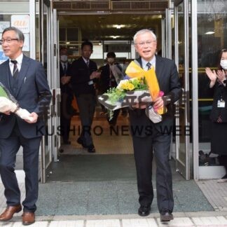 伴氏と田中氏が退任　通い慣れた庁舎に別れ(2023-04-01)