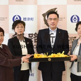 新１年生の安全願う　別海、標津町商工会女性部が愛の鈴寄贈_1(2023-03-22)