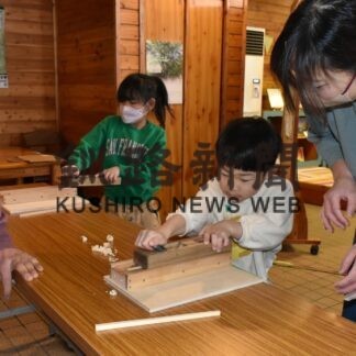 地元材で箸、コースター作りに挑戦　木育ワークショップ(2023-03-23)