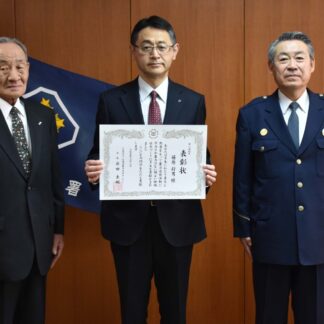 暴力追放運動に貢献　弟子屈署が藤原さんに会長表彰伝達(2023-03-29)