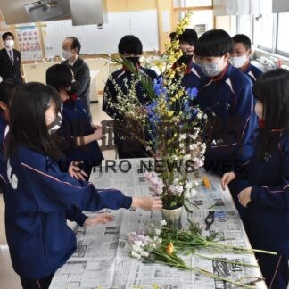 阿寒中２年生が生け花体験(2023-03-15)