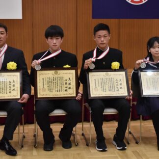 活躍の中高生４人たたえ　市スポーツ奨励賞表彰式(2023-03-23)