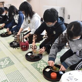 茶道で礼儀作法学ぶ　美原小児童が体験(2023-03-18)