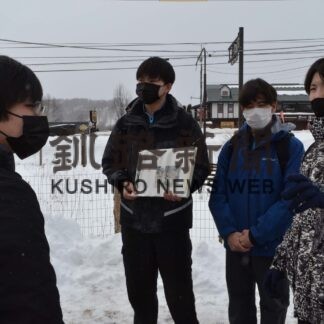 タンチョウ生息状況など解説　標茶高生が観光客らに自然ガイド(2023-03-08)