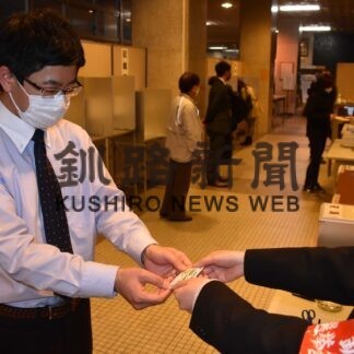 投票所来場カード配布枚数142枚　釧路市選管(2023-04-08)