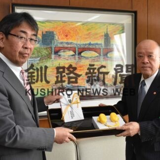 新入学児童に防犯ブザー寄贈(2023-04-06)