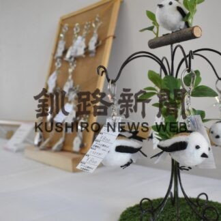 動物の置物、縫いぐるみ愛らしく　事業所利用者の作品展(2023-04-13)