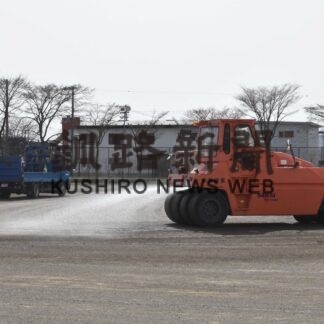 タカオ工業と東道路が学校グラウンド整備　青葉小、北中で地域貢献(2023-04-24)