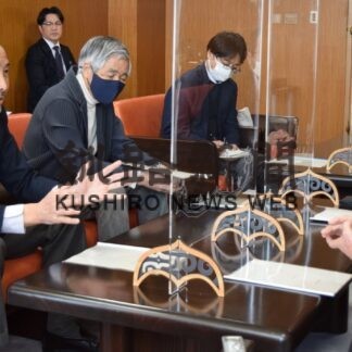 湿原再生協、釧路市に再エネ提言書　太陽光パネル規制で(2023-04-19)