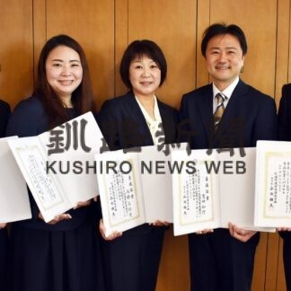 町民の声まちづくりに　根室管内３町、議員に当選証書_1(2023-04-29)